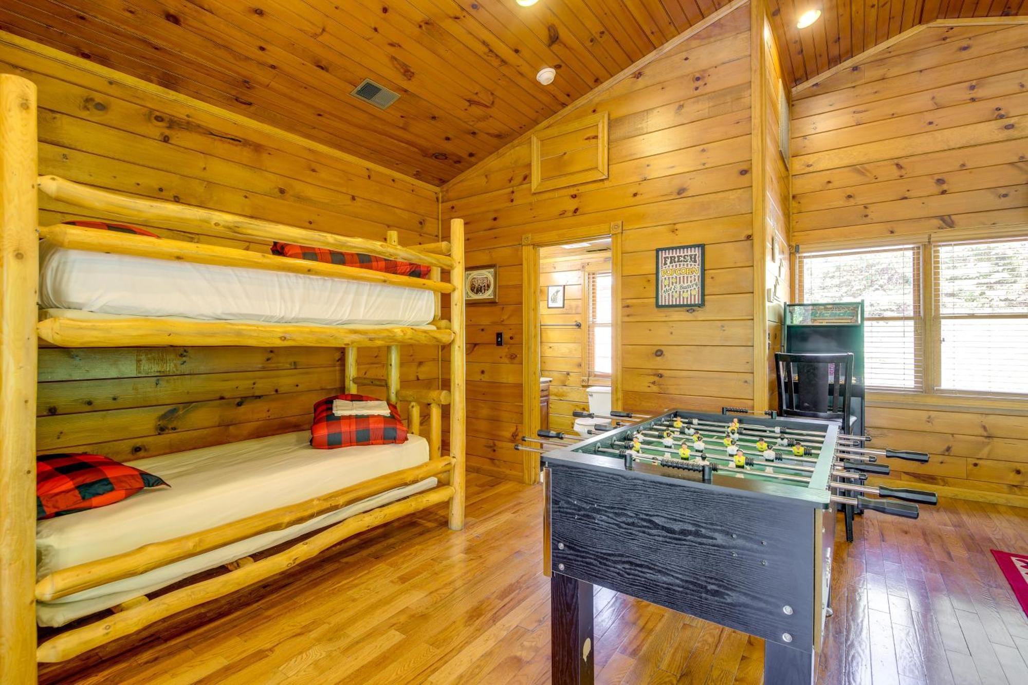 Cabin With Pool Access About 3 Mi To Downtown Gatlinburg Exterior photo