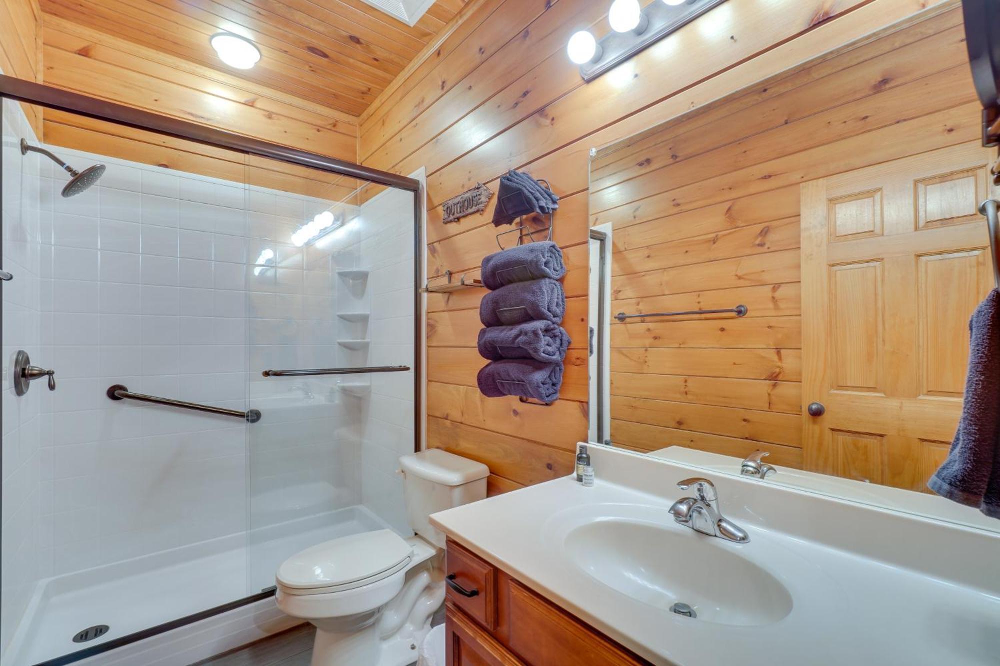 Cabin With Pool Access About 3 Mi To Downtown Gatlinburg Exterior photo