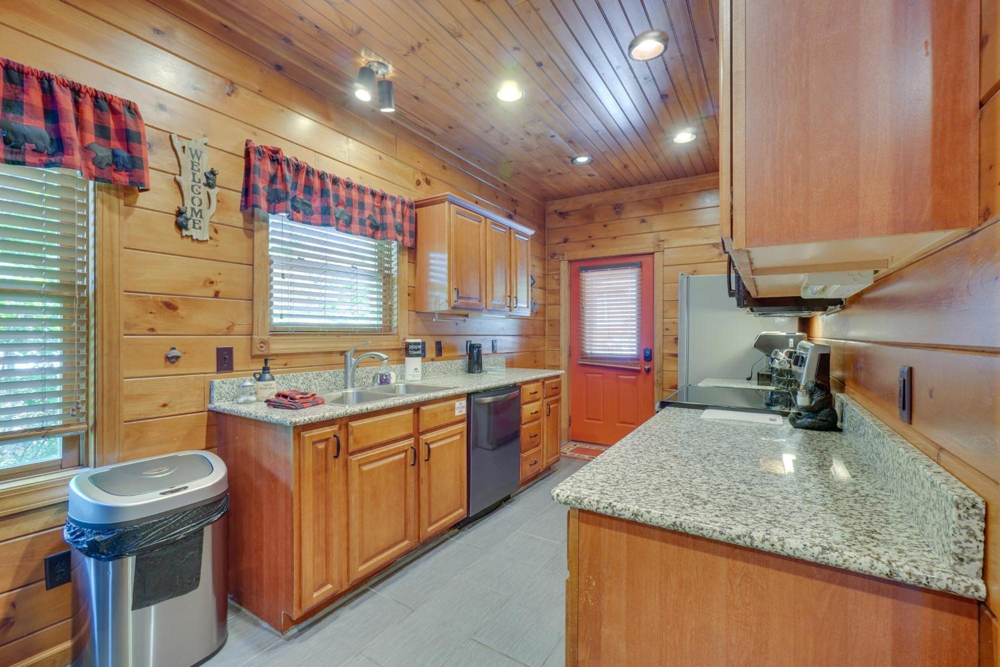 Cabin With Pool Access About 3 Mi To Downtown Gatlinburg Exterior photo