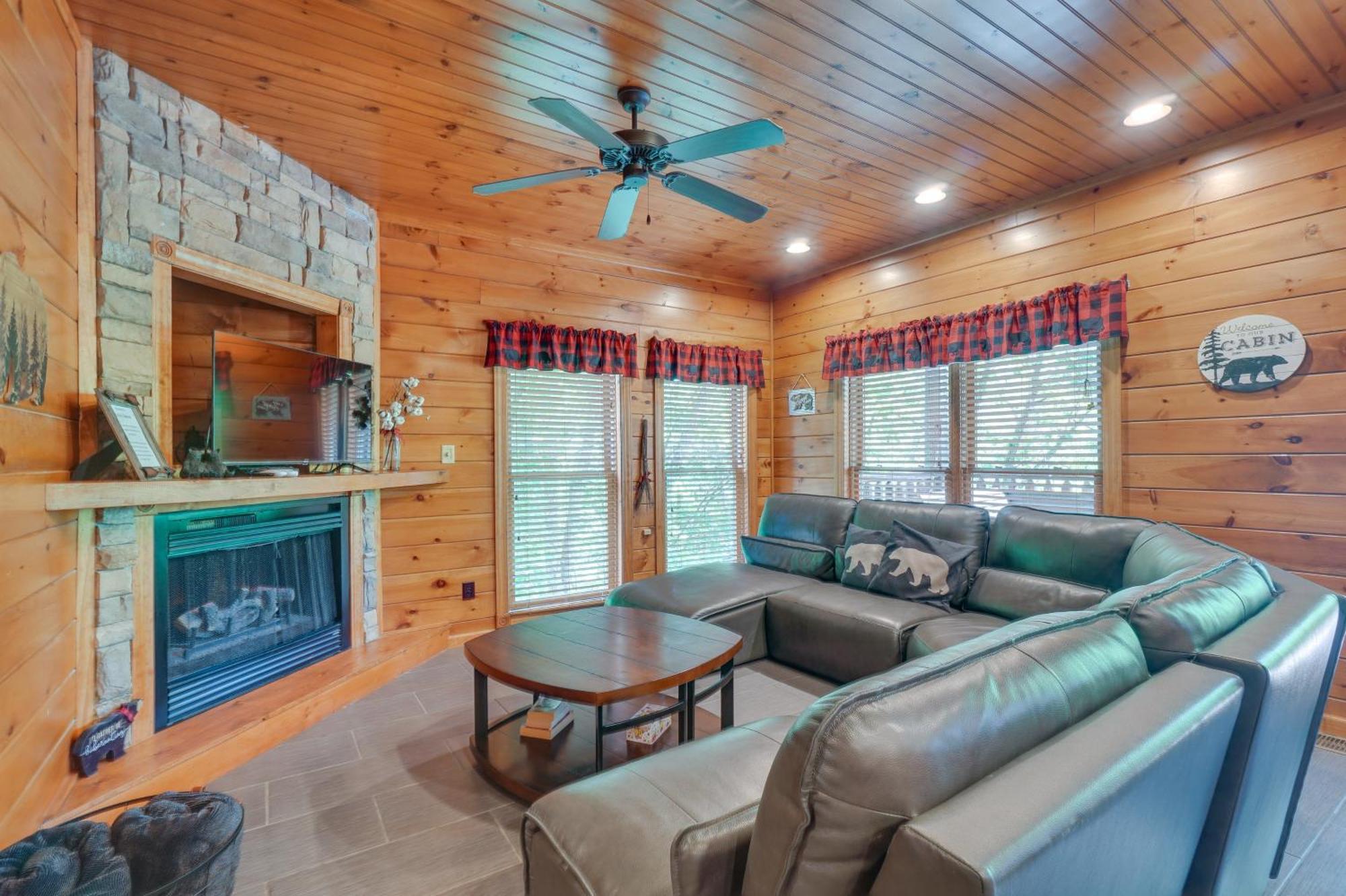 Cabin With Pool Access About 3 Mi To Downtown Gatlinburg Exterior photo