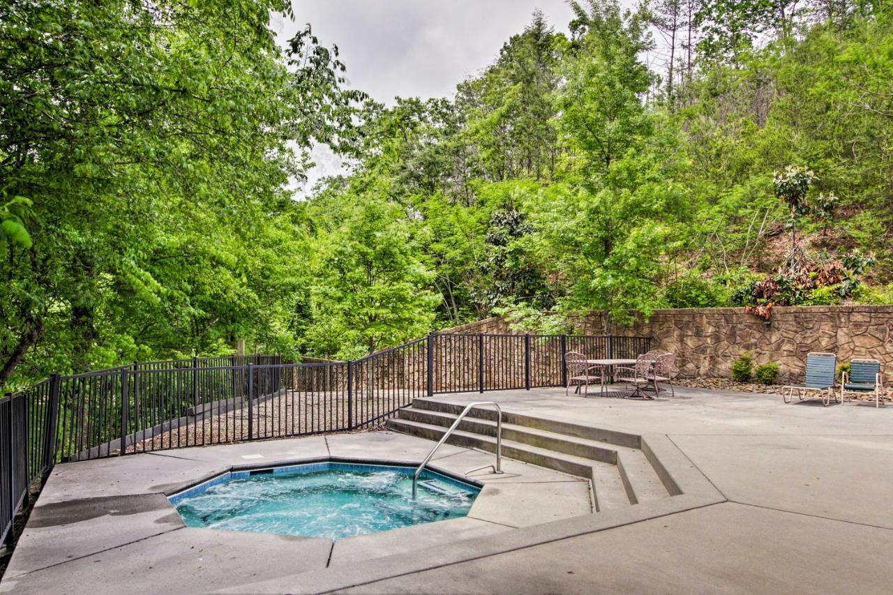 Cabin With Pool Access About 3 Mi To Downtown Gatlinburg Exterior photo