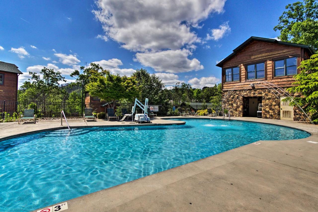 Cabin With Pool Access About 3 Mi To Downtown Gatlinburg Exterior photo