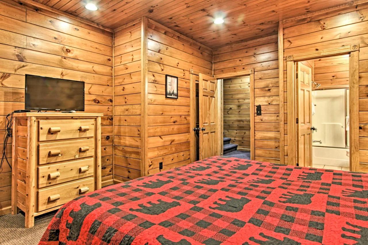 Cabin With Pool Access About 3 Mi To Downtown Gatlinburg Exterior photo